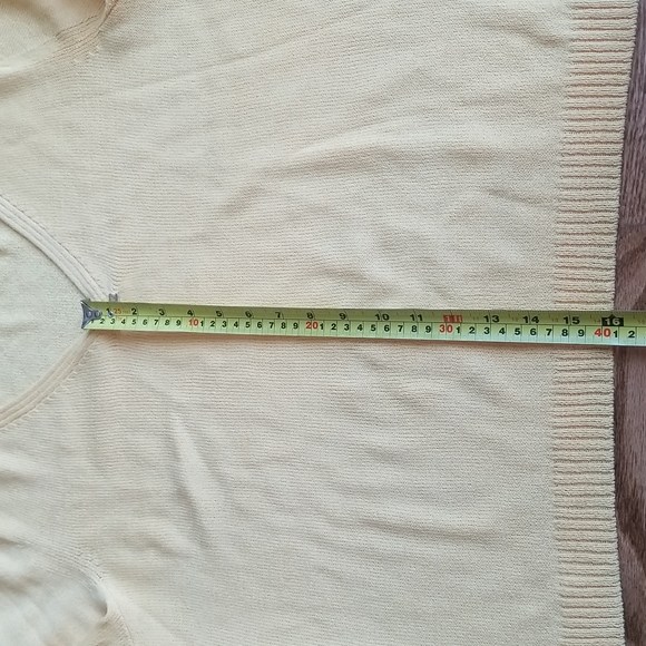 (L) St. John Sport Yellow 3/4 Sleeve Top Wool and Rayon Blend Knit V Neck - Picture 6 of 11